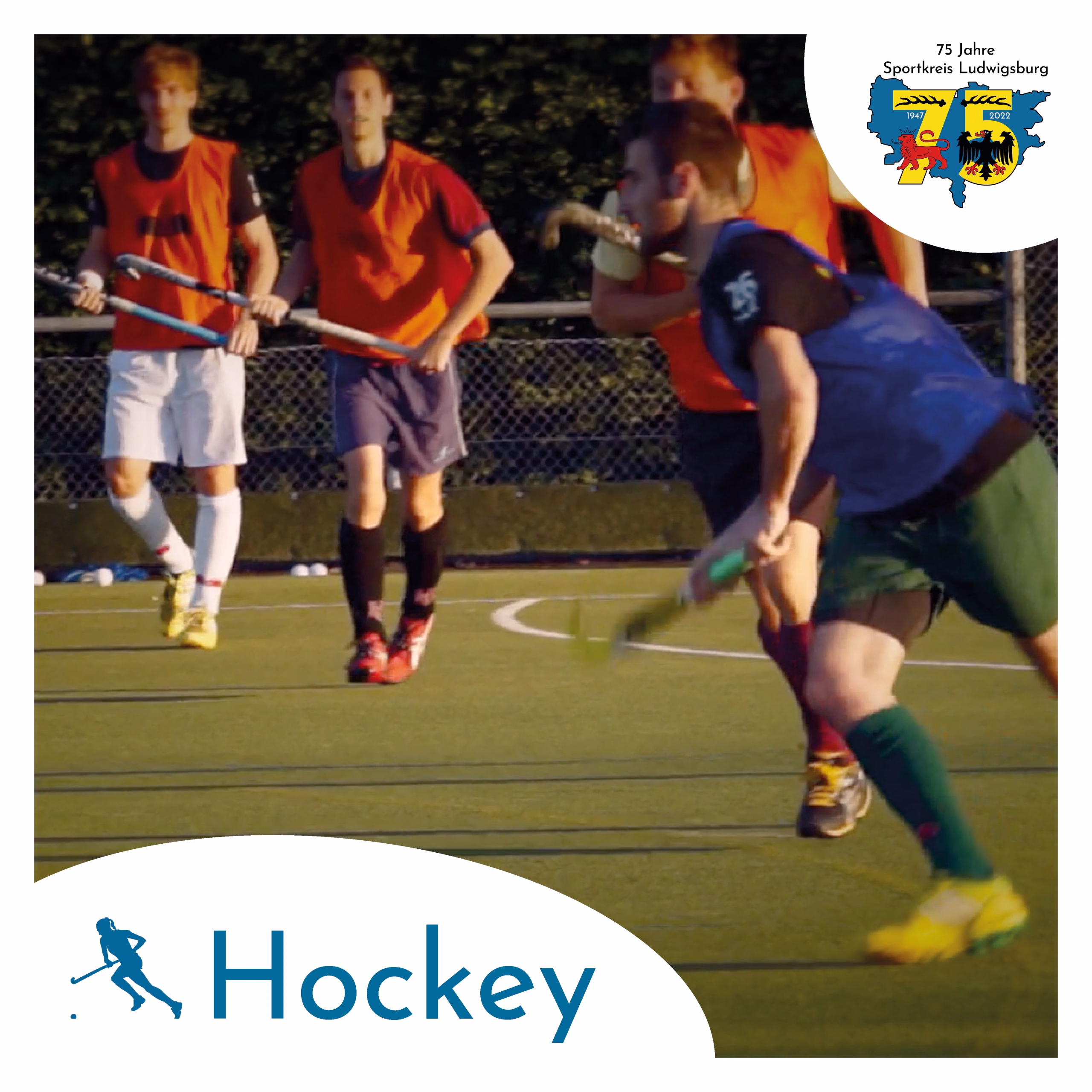 Hockeyspiel auf dem Feld: Spieler in Aktion mit Schlägern, einer trifft/führt den Ball, im Hintergrund Zuschauer und ein Vereins-Emblem.