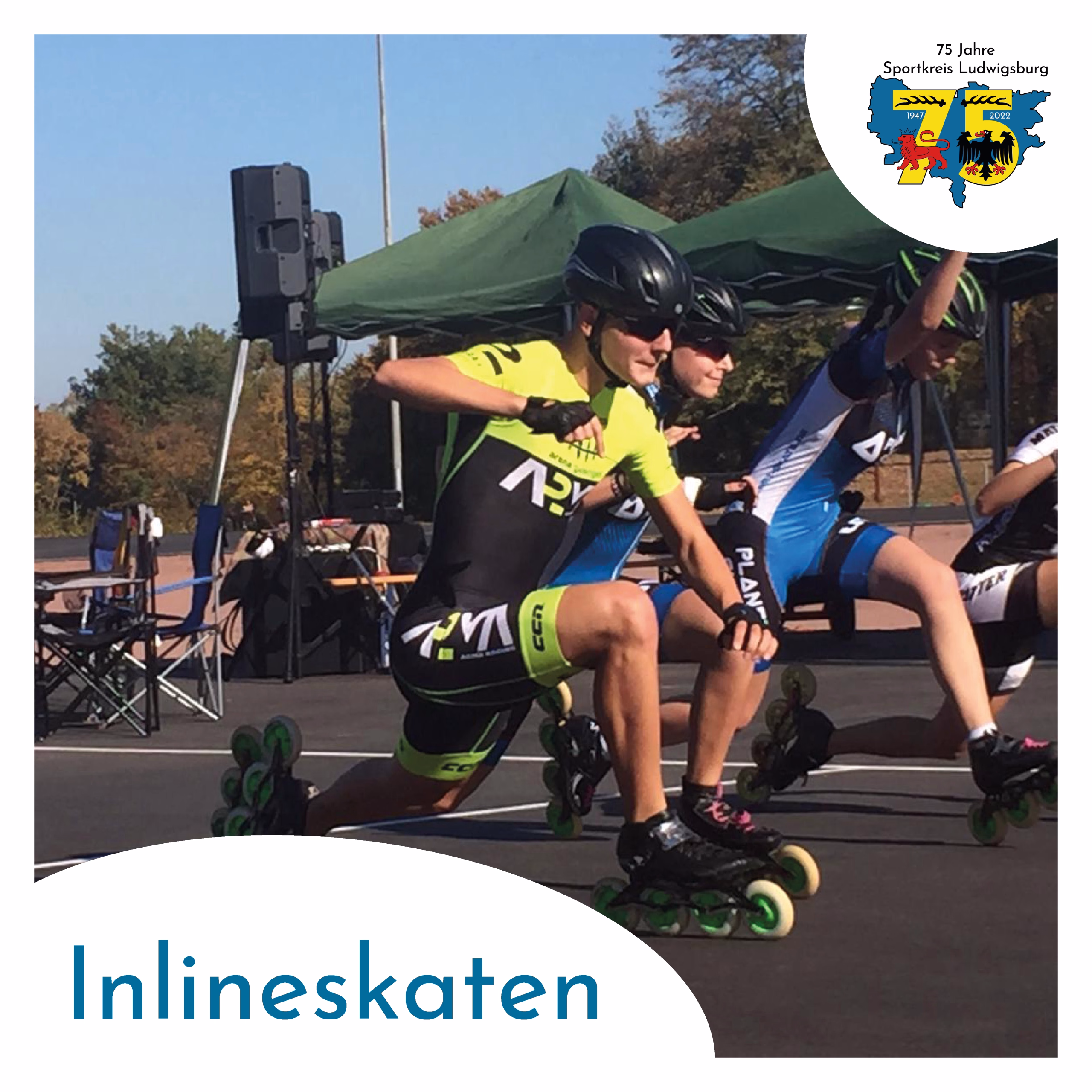 Zwei Inline-Skater im Rennen nebeneinander auf der Strecke, Schutzhelme, Startbereich mit Lautsprecheranlage und Banner im Hintergrund.